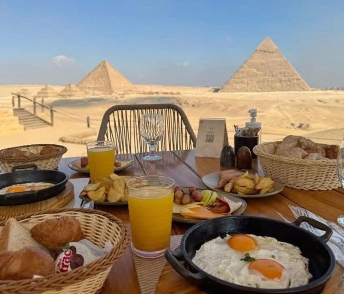 Pyramids Lounge dining